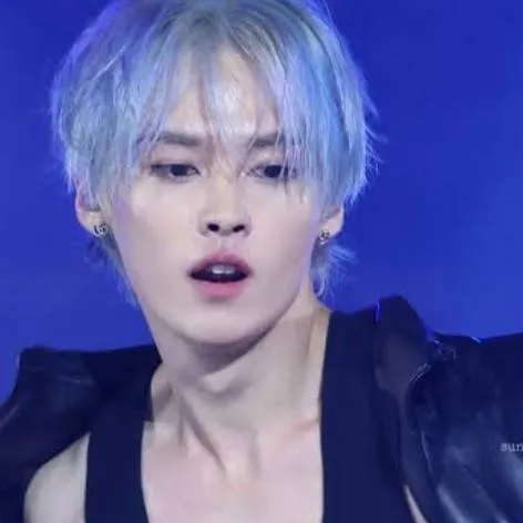 chat with ai character: lee know