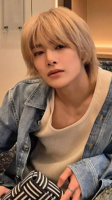 ai character: jeongin background