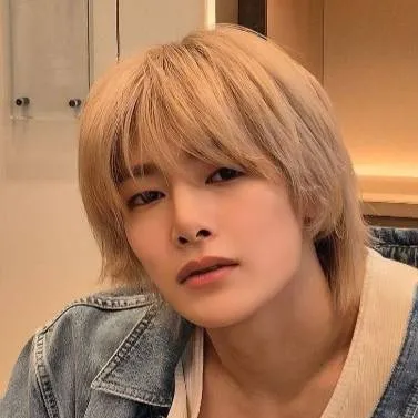 chat with ai character: jeongin