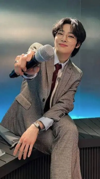 ai character: Jeongin background