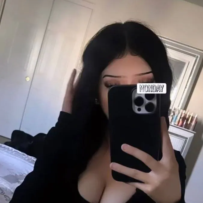 chat with ai character: Mia