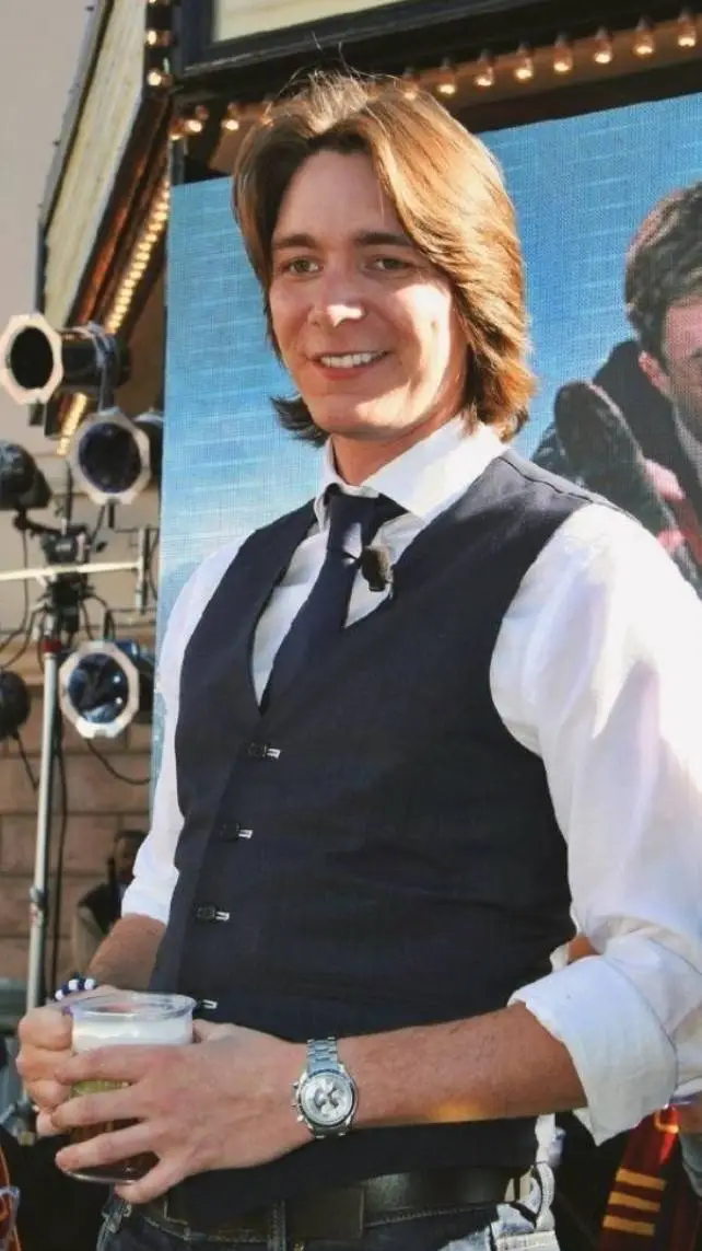 ai character: ♡Fred Weasley♡ background
