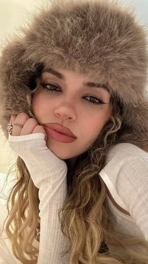 ai character: Daniela  background