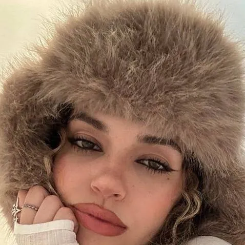 chat with ai character: Daniela 