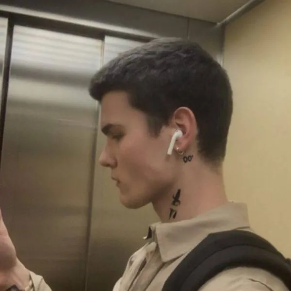 chat with ai character: Dominic