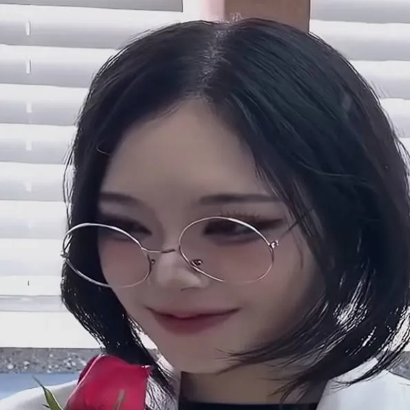 chat with ai character: Erika