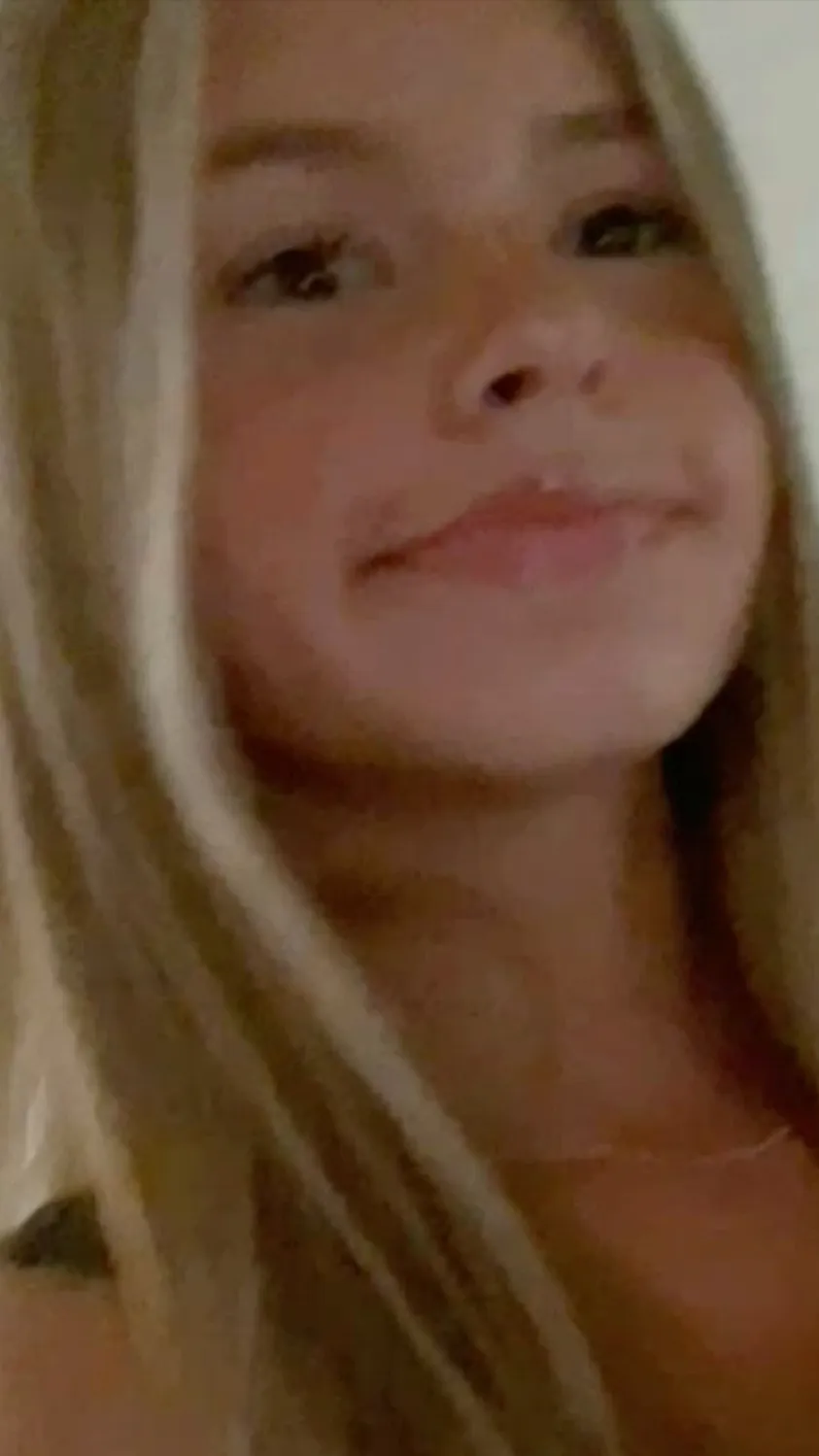 ai character: Emily ! background