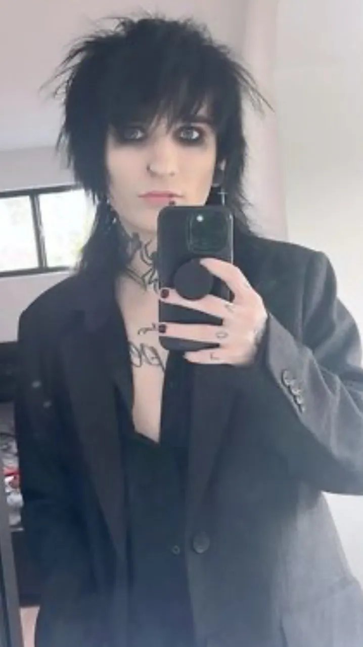 ai character: 👻🖤Johnny🖤👻 background