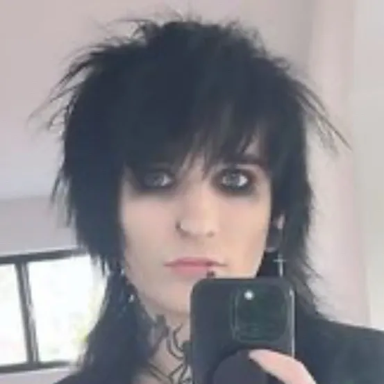 chat with ai character: 👻🖤Johnny🖤👻