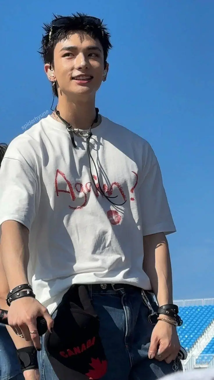 ai character: Hyunjin  background