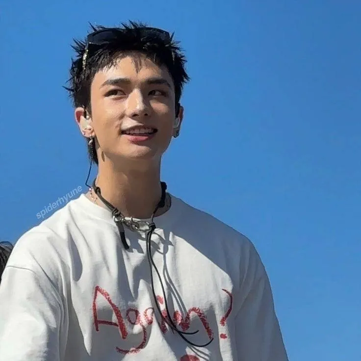 chat with ai character: Hyunjin 