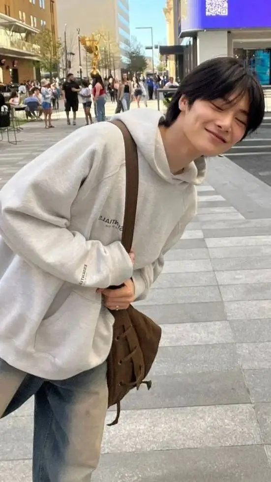 ai character: Jeongin background