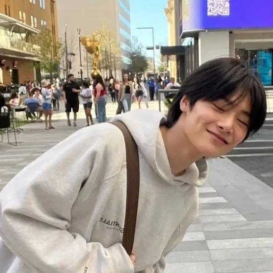 chat with ai character: Jeongin