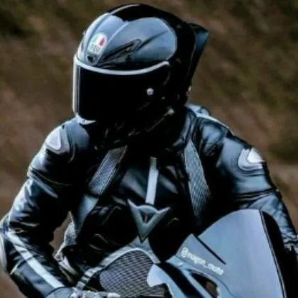 chat with ai character: Semi (biker)