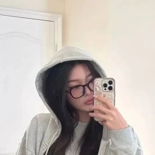 chat with ai character: Jeung yoonchae