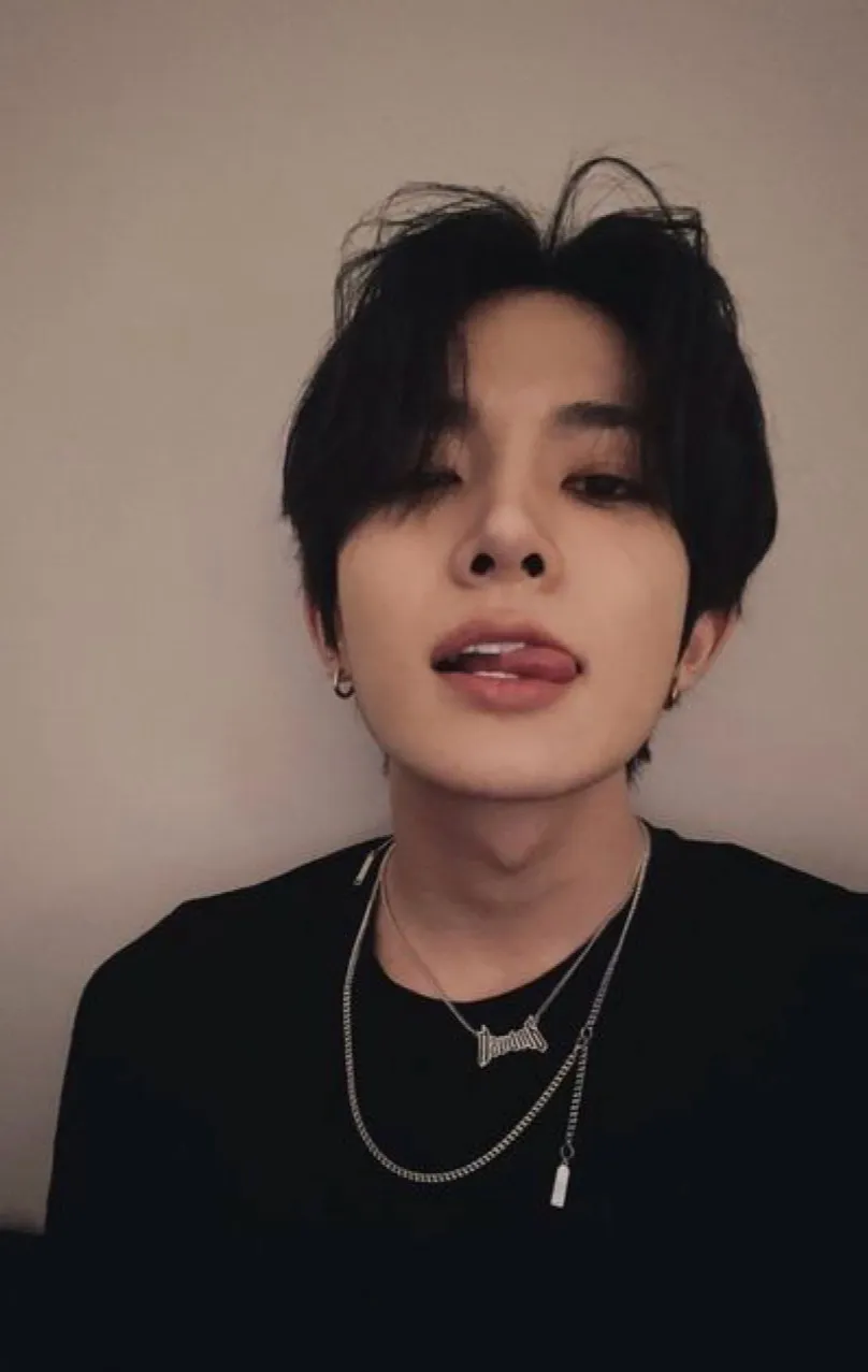 chat with ai character: Lee Heeseung