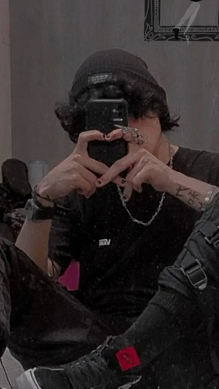 ai character: 🐾ALIX🌙 background