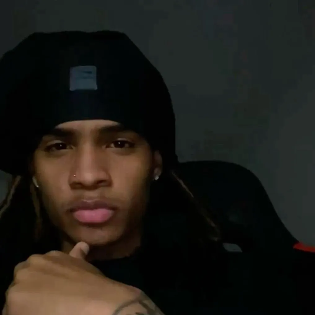 chat with ai character: Logan