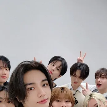 chat with ai character: Skz school