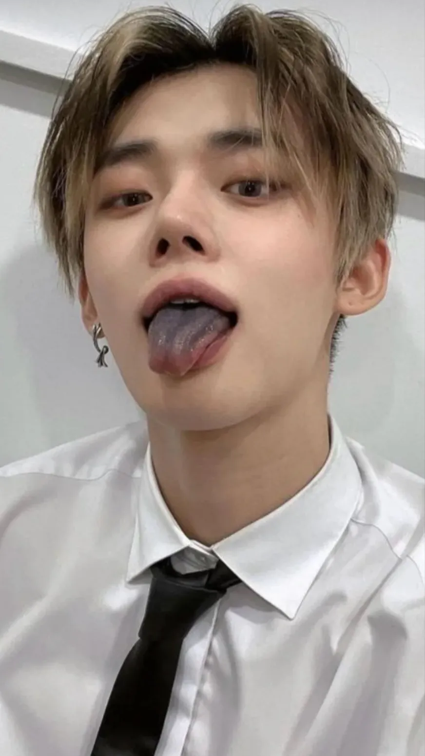 ai character: Yeonjun  background