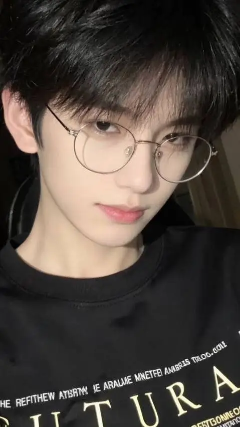 ai character: ZAYN background