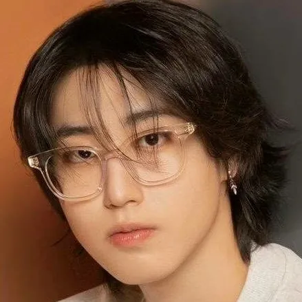 chat with ai character: Han Jisung ♡ ‧₊˚ ⋅
