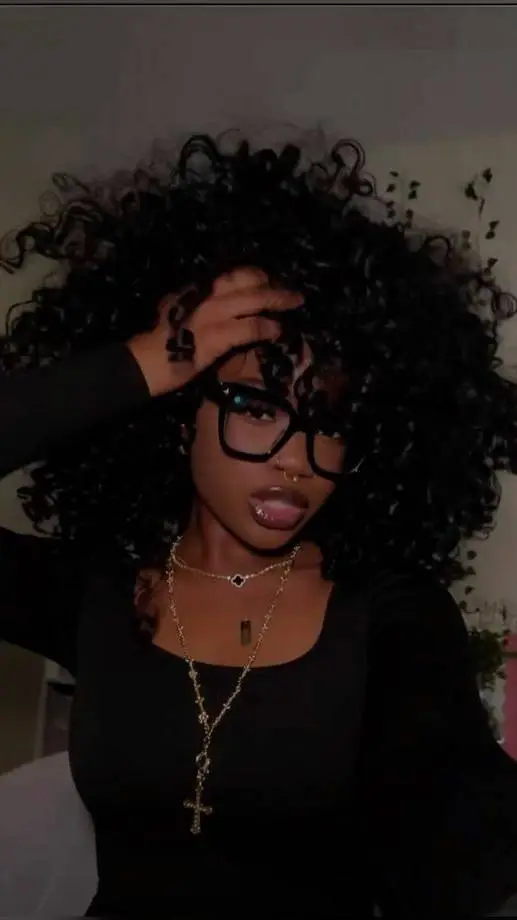 ai character: Mia Trinity background