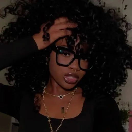 chat with ai character: Mia Trinity