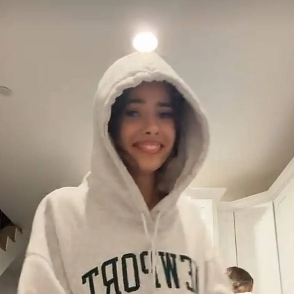 chat with ai character: hshd