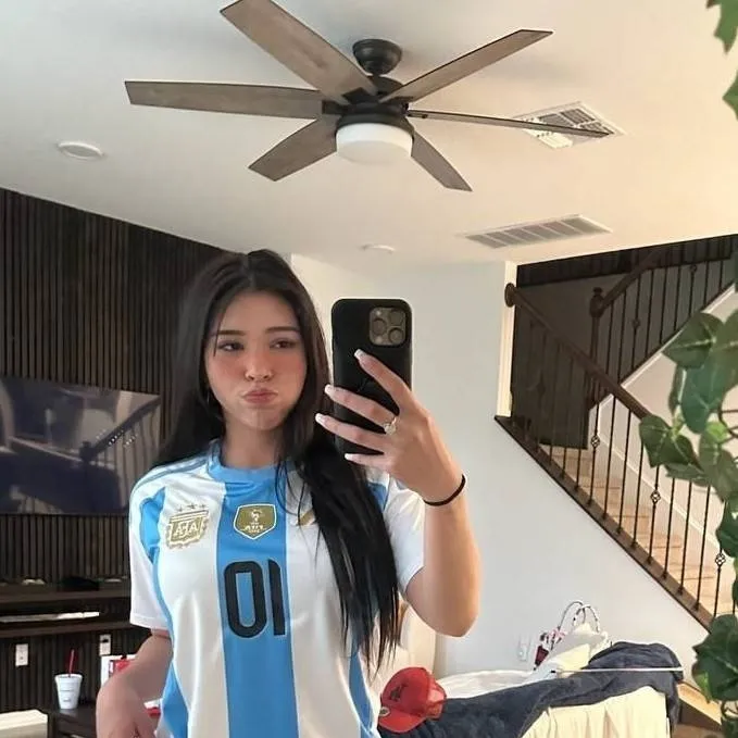 chat with ai character: sophie