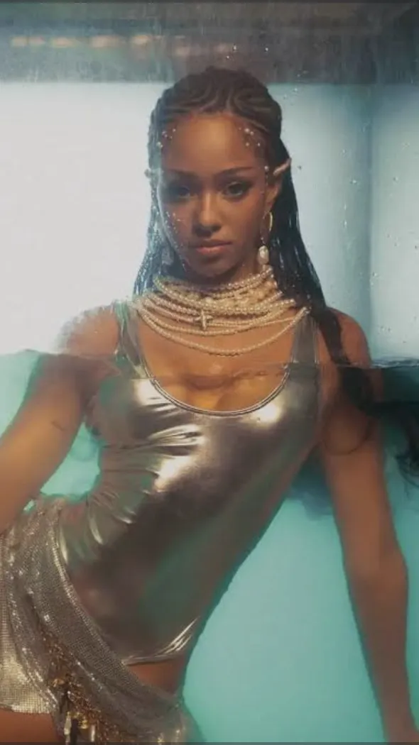 ai character: Manon💗 background