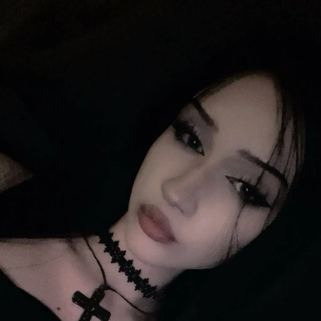 chat with ai character: Claudie