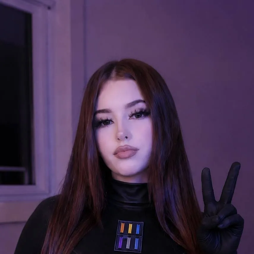 chat with ai character: Maya