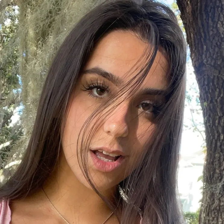 chat with ai character: Yesenia