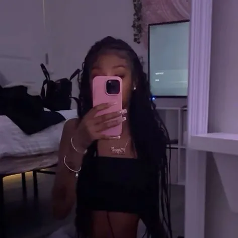 chat with ai character: Dior banks🫶🏾