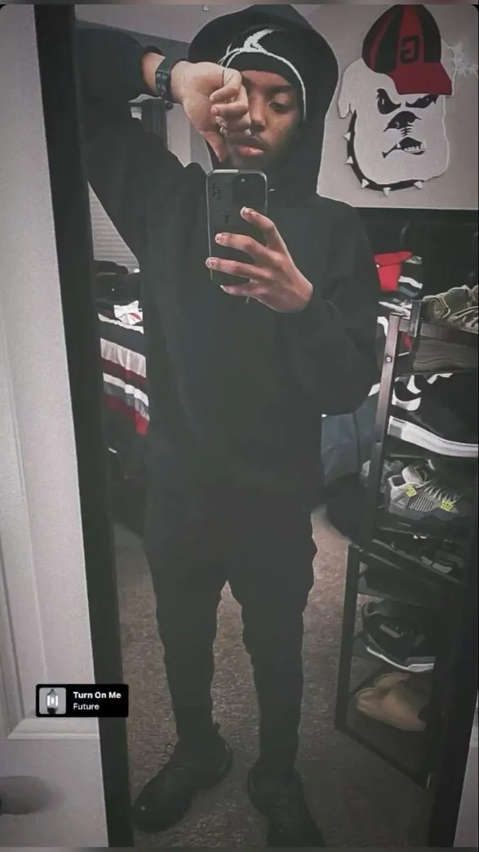 ai character: Ayvian background