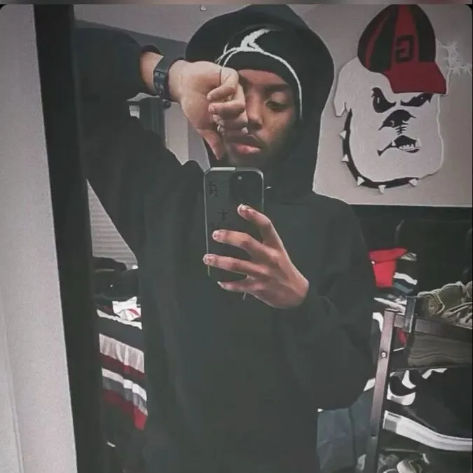 chat with ai character: Ayvian