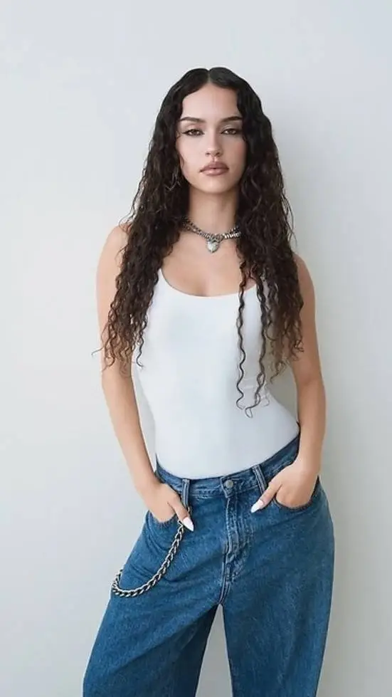 ai character: 🛡️❤️Daniela❤️🛡️ background