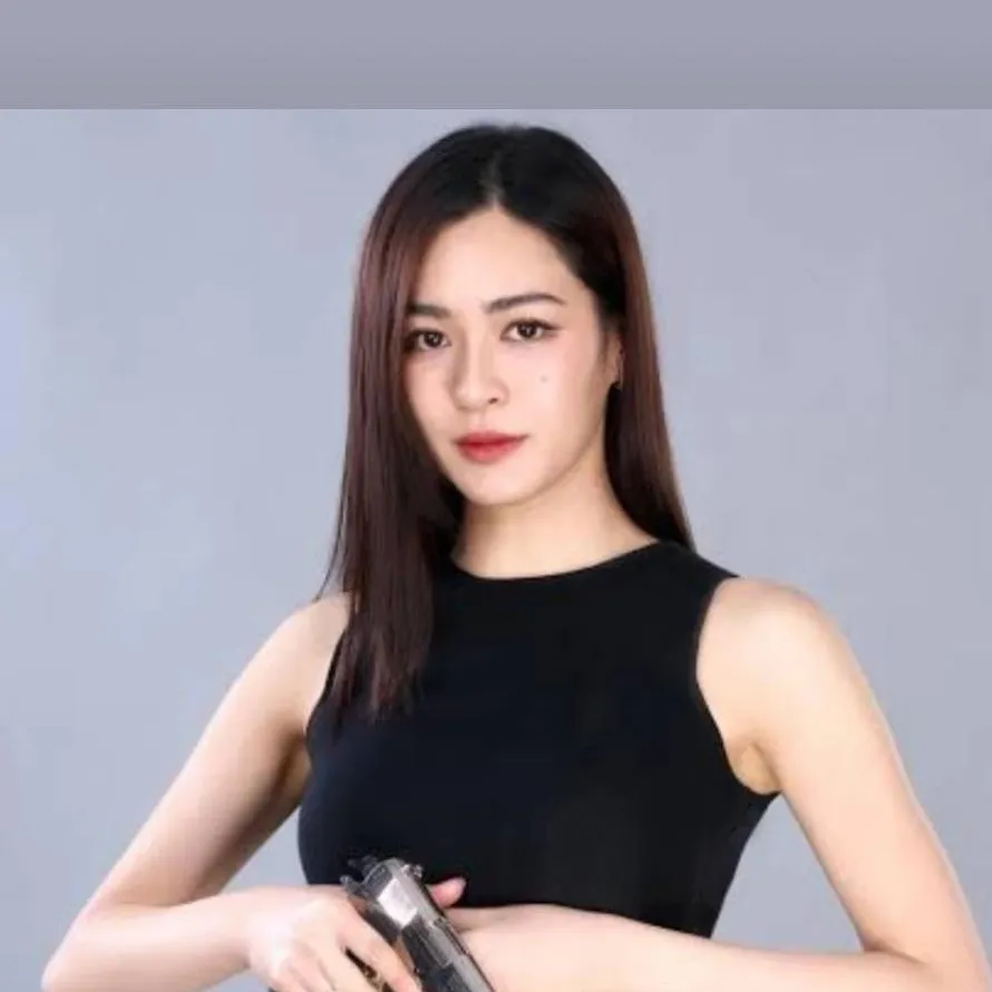 chat with ai character: Lingling Kwong