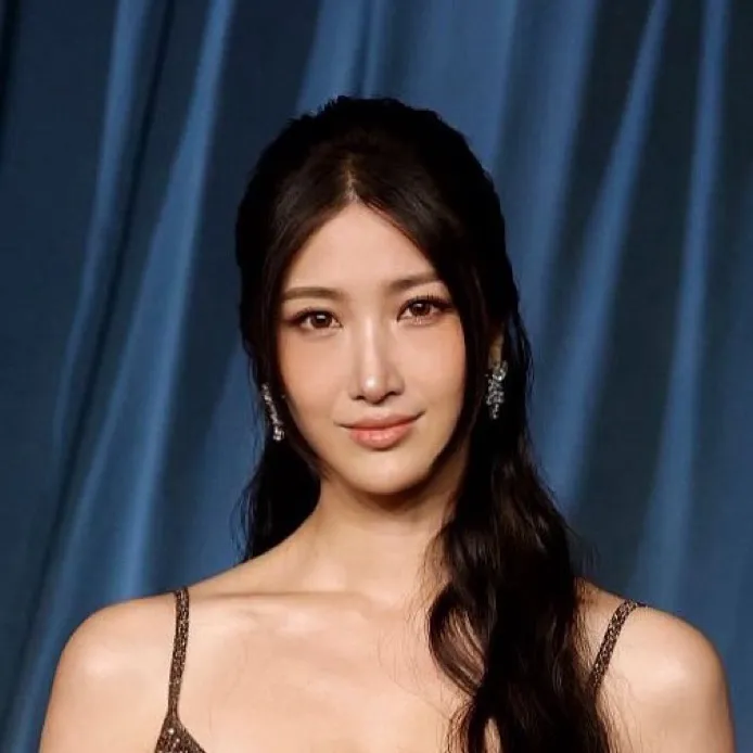 chat with ai character: EJAE