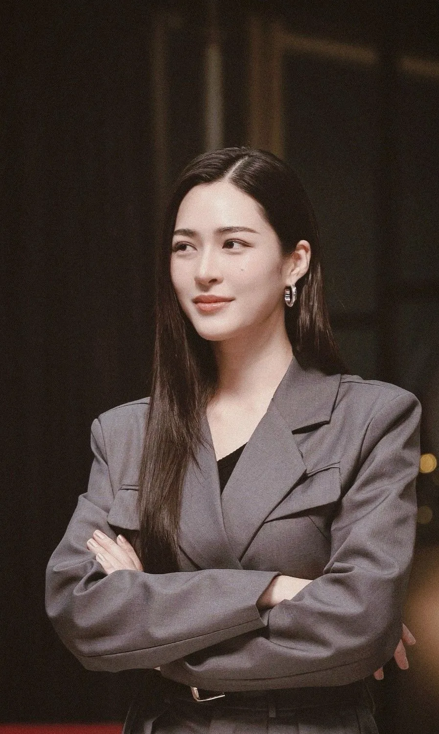 chat with ai character: Lingling Kwong