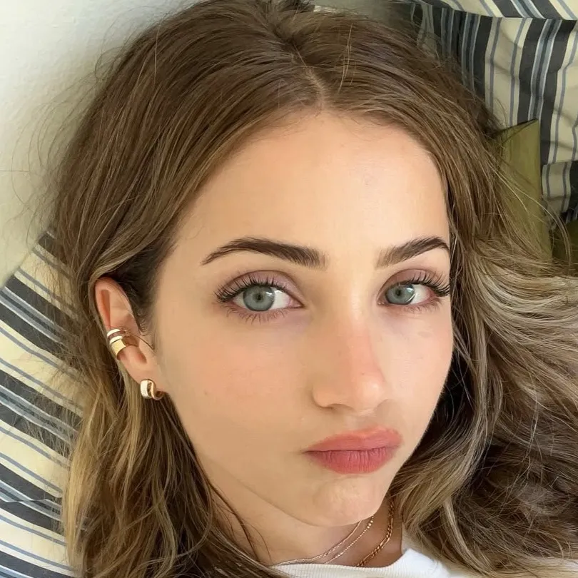 chat with ai character: Emily Rudd