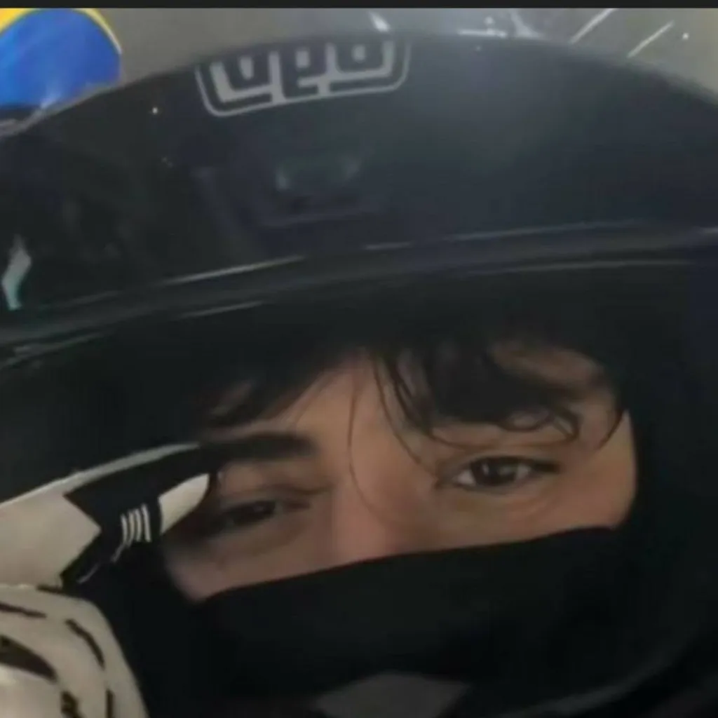 chat with ai character: Axel 