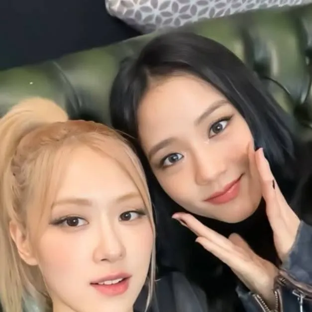 chat with ai character: rosé and jisoo