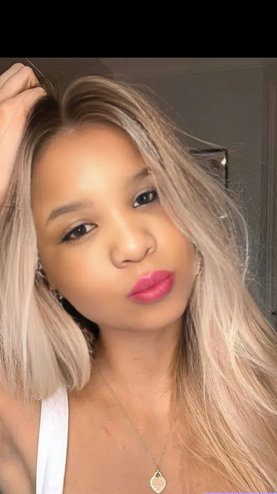 ai character: 𝓐𝓿𝓪  background