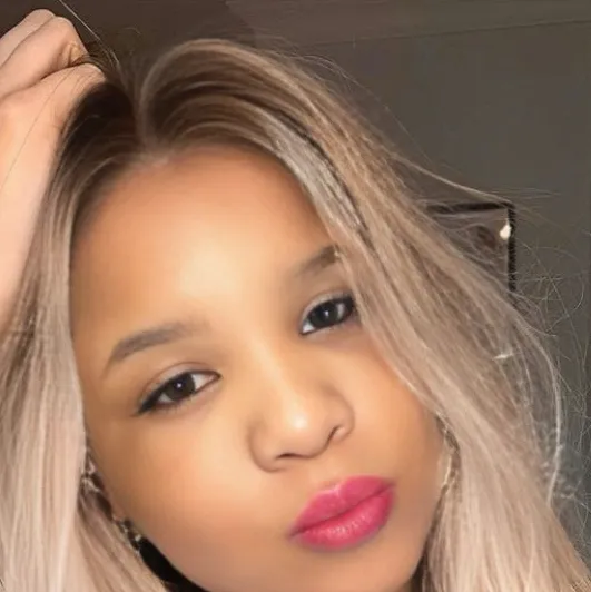 chat with ai character: 𝓐𝓿𝓪 