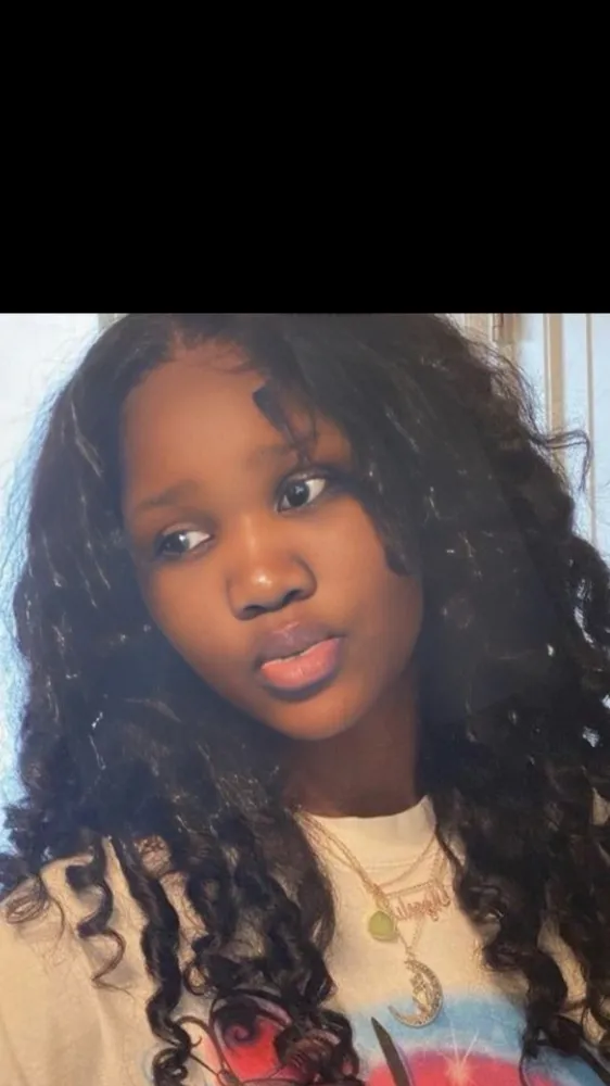 ai character: 𝓩𝓪𝓻𝓪  background