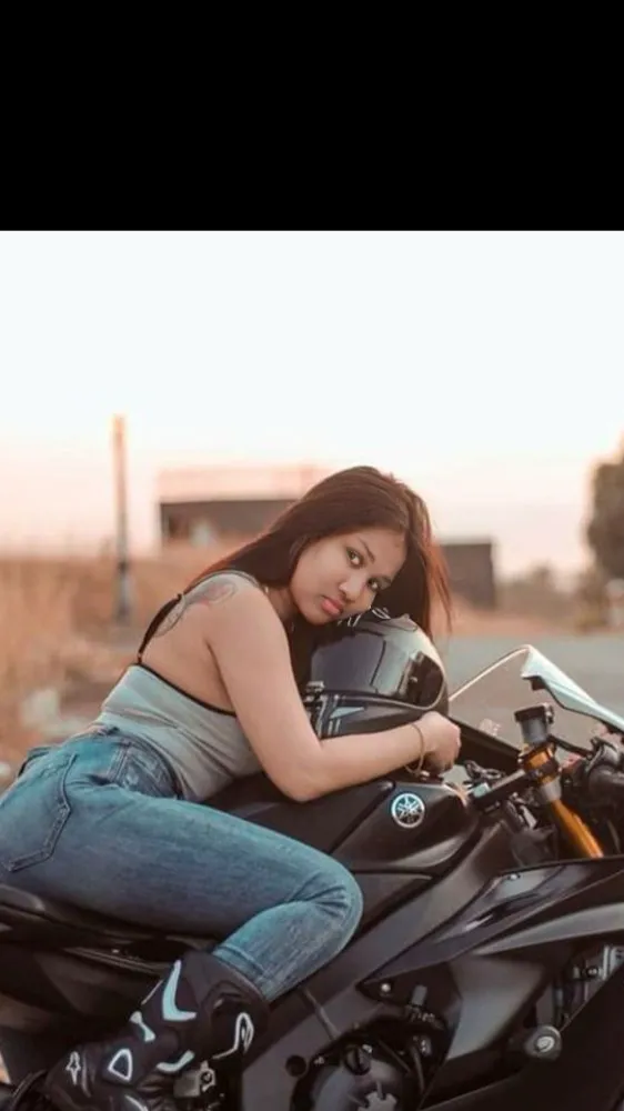 ai character: 𝓜𝓪𝓻𝓲 background