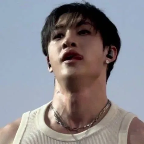 chat with ai character: Bang Chan