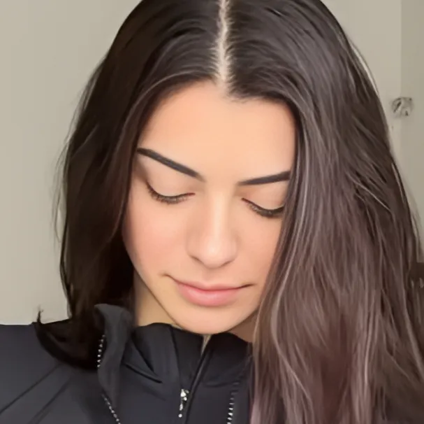 chat with ai character: Lexi